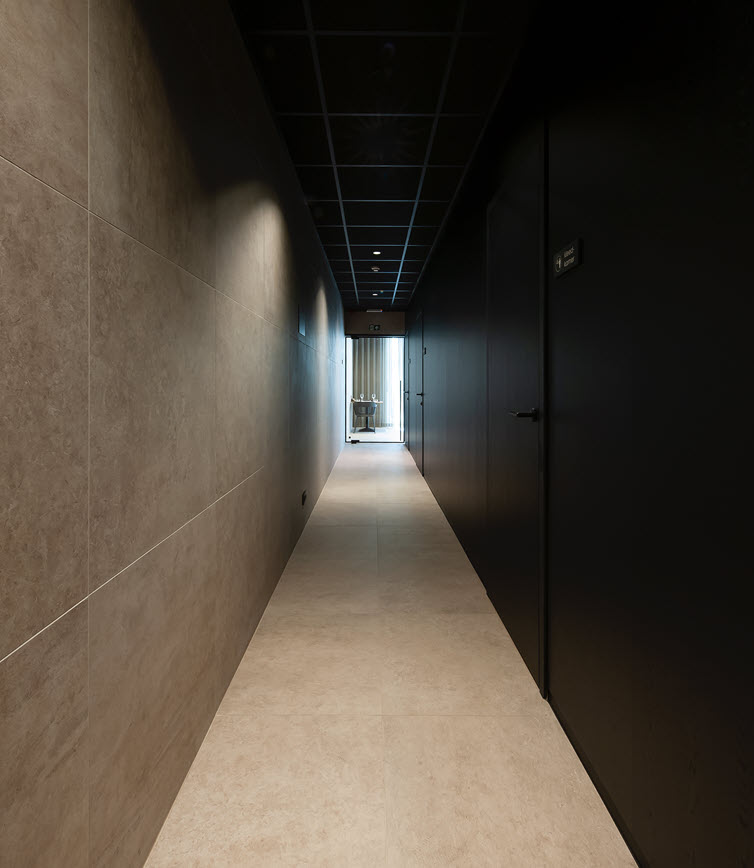 Long corridor with black Unilin Clicwall